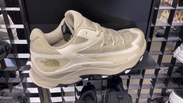 The North Face Men’s VECTIV Taraval (Sandstone/Gardenia White) - Style Code: NF0A52Q1-9Z3 смотреть онлайн