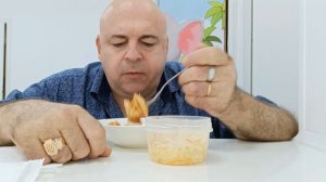 Мукбанг на работе. Макароны в томатом соусе и квашенная капуста. Просто говорю.