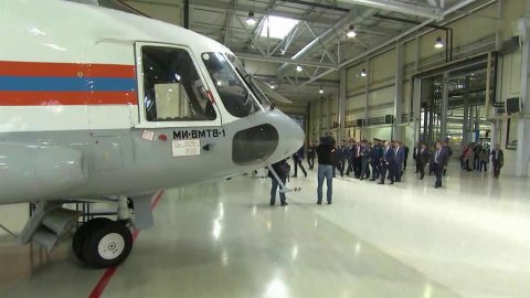 В Татарстане глава МЧС осмотрел новую пожарную технику и посетил вертолетный завод