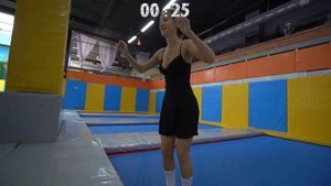 ЭКСТРЕМАЛЬНЫЕ ПРЫЖКИ В ЮБКАХ НА БАТУТАХ