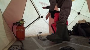 С ДЕВЧОНКАМИ В ПАЛАТКАХ В ШТОРМОВУЮ ПОГОДУ! ПЕРВАЯ В ЖИЗНИ зимняя рыбалка