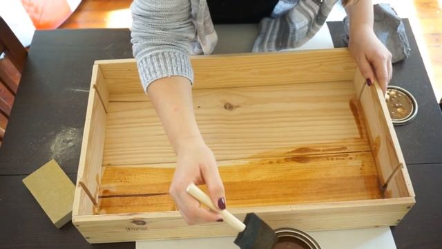 DIY полка из деревянного ящика | как покрасить дерево  | морение дерева