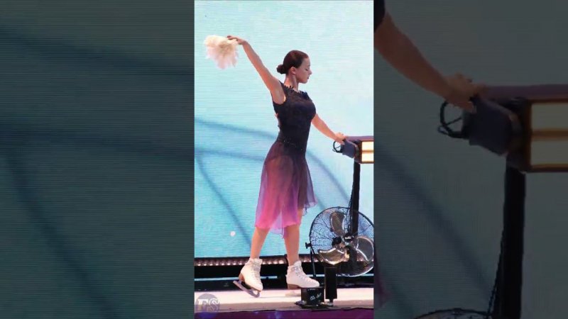 Анна ЩЕРБАКОВА: Фотосессия с цветком на шоу "Влюбленные в Фигурное катание"