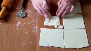 Закусочные трубочки из слоеного теста.