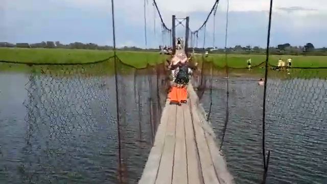 Крестный Ход в Коробейниково 2017: по мосту через озеро смотреть онлайн