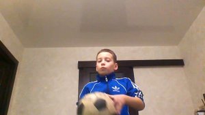 Учимся крутить мяч на пальце