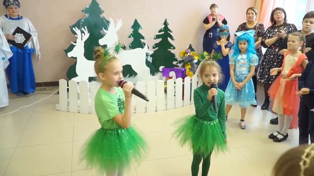 Дуэт Комарова Варя и Низамова Ильмира - Ёлка супермодель (Мокроусовский районный Дом культуры) смотреть онлайн