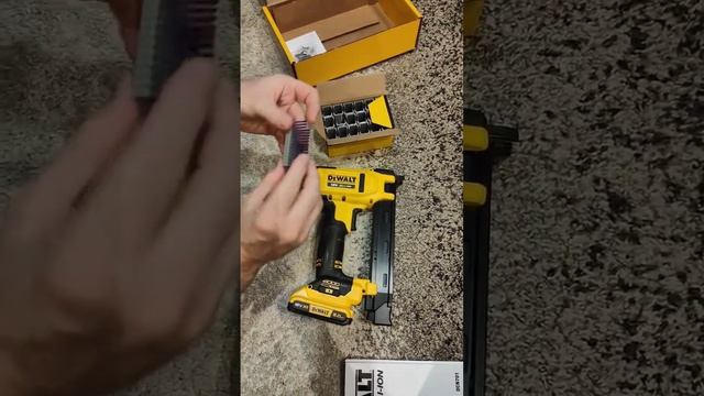 Степлер Dewalt DCN701N