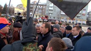Мэр Кременчуга Олег Бабаев общается с участниками кременчуцкого майдана