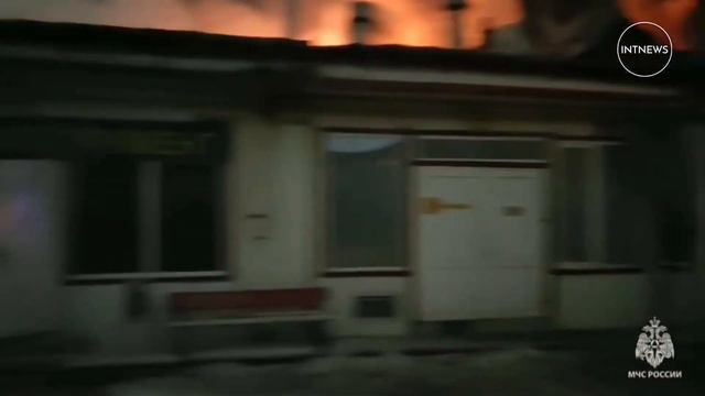 МЧС тушат пожар в торговых павильонах на площади 6 800 квадратных метров в Набережных Челнах смотреть онлайн