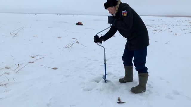 Игорь Анатольевич , показывает как правильно бурить метровый лёд ручным буром ))))? смотреть онлайн