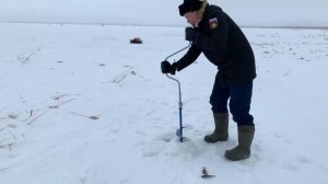 Игорь Анатольевич , показывает как правильно бурить метровый лёд ручным буром ))))?