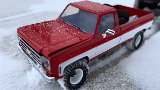 Fms 1/18 Chevrolet k10 4x4 towing Firehorse in the snow below zero @fmsmodelRC #Tow смотреть онлайн