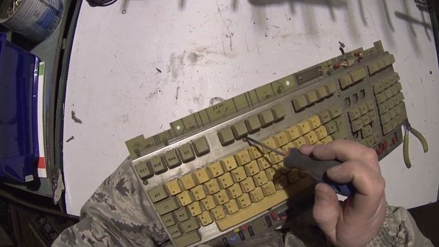Радиодетали в клавиатуре «Made in USSR КМ-035» золотая микросхема.