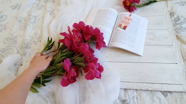 Как красиво сфотографировать свое изделие с помощью книги? Идея весенней фотографии для блога