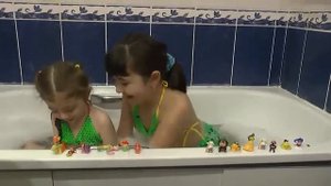 ☂Соревнование в ванной с пеной!☂ Ищем игрушки из киндеров!☂ Competition in the bathroom with foam!☂
