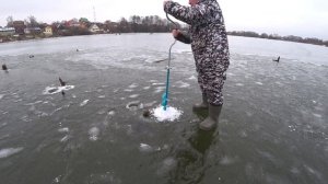 Видео ловля окуня в глухозимье!