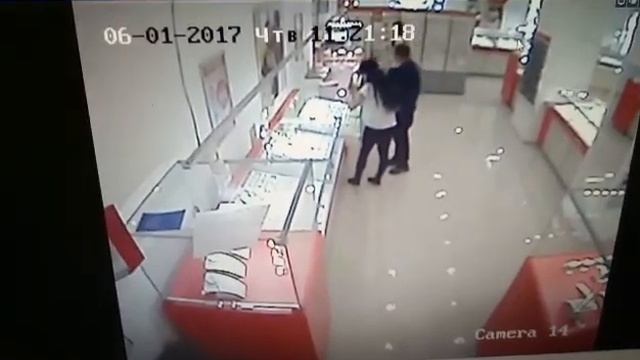 В Екатеринбурге мужчина ограбил ювелирный магазин смотреть онлайн