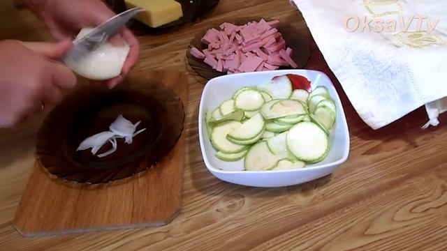 Пицца с ветчиной и цуккини. Pizza with ham and zucchini.
