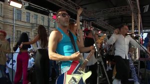 Ради сценической платформы группы "Ленинград" в Петербурге перекрыли Невский проспект