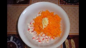 Салат с крабовыми палочками и роллтоном.