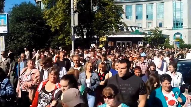 ФУТАЖ  ИДЕТ ТОЛПА ЛЮДЕЙ