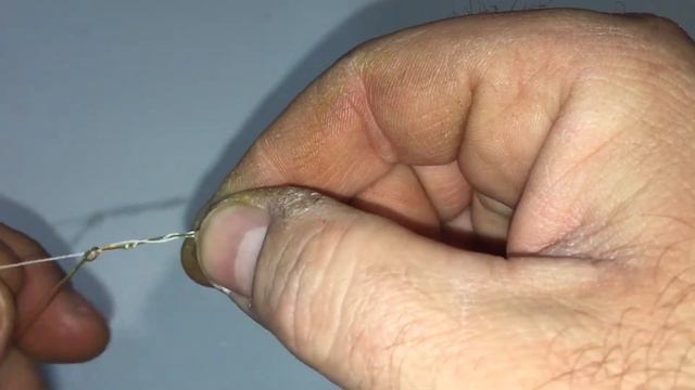 Привязываем плетёнку к леске. Узел морковка