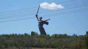 Мамаев Курган в Волгограде из окна поезда (2008)