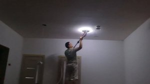 Шлифовка потолка орбитальной шлифмашиной с пылесосом