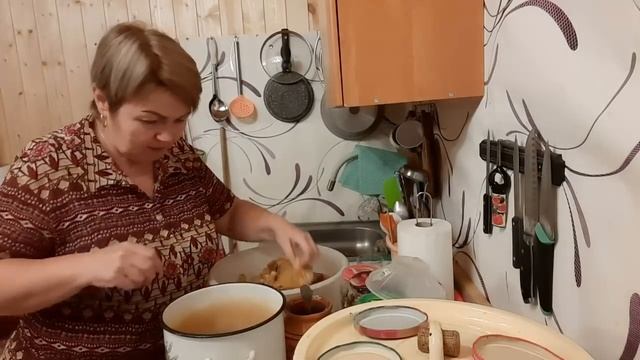 ЗАНИМАЕМСЯ ГРИБАМИ.МАРИНУЮ РЯДОВКИ,СОЛЮ РЫЖИКИ. смотреть онлайн