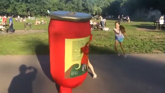 Банка гуляет по парку смотреть онлайн