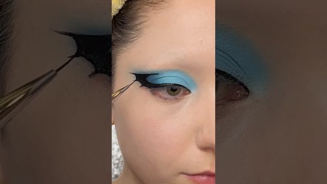 Halloween makeup tutorial: vampire makeup/ batwing liner. Last minute costume idea #makeuptutorial