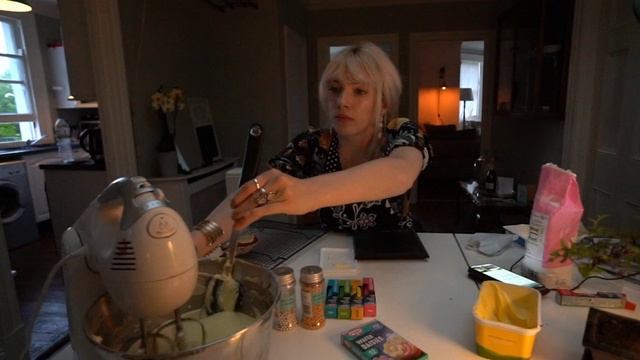 BAKING A RED VELVET CAKE ❤️ ICING FLOWERS