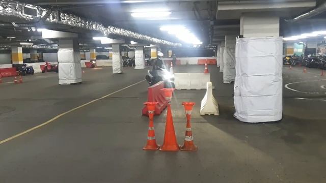 Мотошкола "ХочуМото " Маневрирование на скутере в ограниченном пространстве.