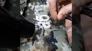 Удаление логотипа со спецодежды с помощью фена.