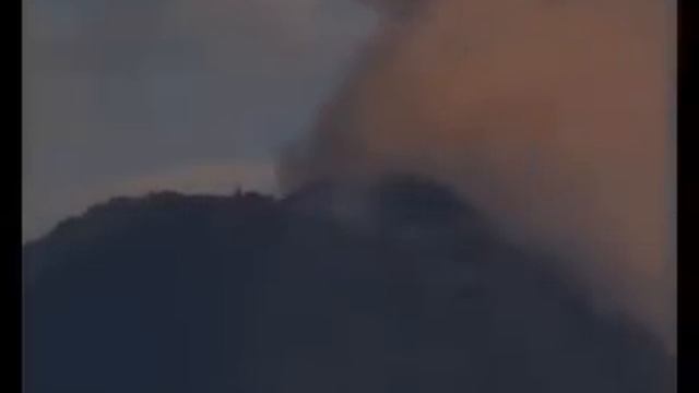 explosion! - eruption of the Merapi volcano on Java, Indonesia 5 смотреть онлайн