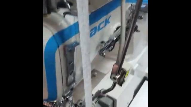 Плоскошовная машина JACK W4 с обрезкой края, с программируемым приспособлением подачи резинки