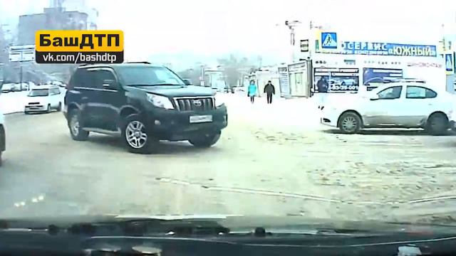 Желтый сигнал светофора и пешеход на красный Уфа, ул Губайдуллина смотреть онлайн