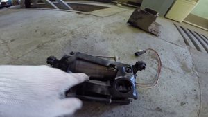 BMW F02 750Li отказывается ехать, опустилась пневма. Ремонт компрессора пневмоподвески