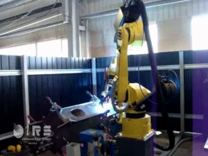 Роботизированная сварочная ячейка Fanuc. Робот сваривает элементы строительных конструкций