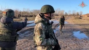 Военнослужащие ЦВО, обучающиеся на командирские должности, проходят подготовку на полигоне в тыловом