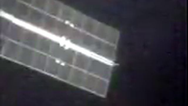 Яркий инопланетный корабль пролетает возле спутника смотреть онлайн