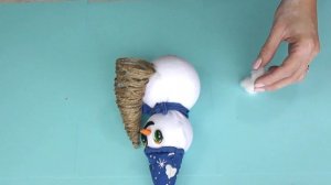 Новогодние Снеговики из пенопласта и носка своими руками