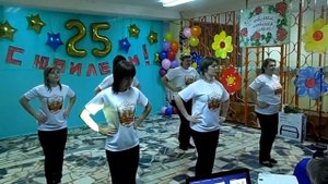 Зажигательный танец от помощников воспитателей