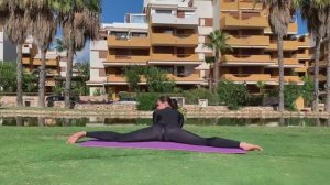 Йога - растяжка групп мышц. Тренировка в реальном времени - повторяй за мной. Йога начинающих