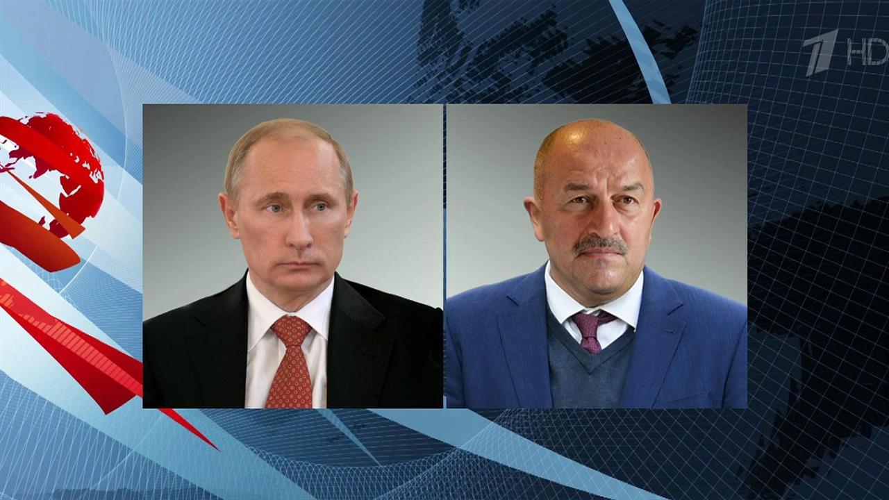 С победой российских футболистов по телефону поздравил президент России