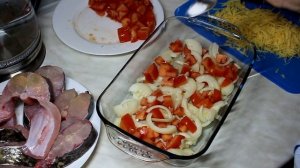 Сом запеченный в духовке с овощами и сыром.