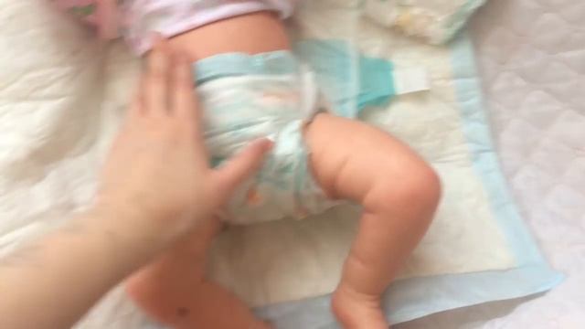 Смена Памперса Новорождённому Малышу