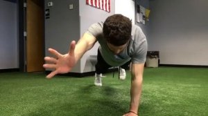 Прямая планка с опорой на одну руку и одну ногу