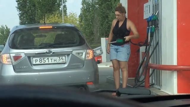 Блондинки заправляют машину!!! волгоградская область смотреть всем!!!